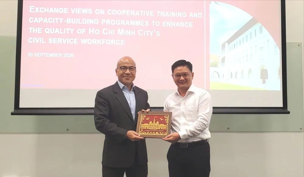 Phó Chủ tịch UBND TPHCM Nguyễn Mạnh Cường tại buổi làm việc với Giáo sư Joseph Liow, Hiệu trưởng Trường Chính sách công Lý Quang Diệu. Ảnh: SỞ NGOẠI VỤ TPHCM