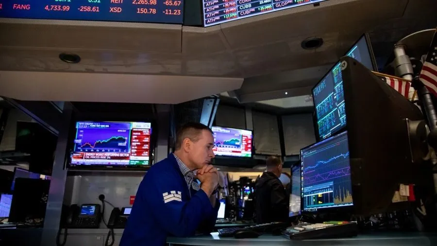 Nhân viên giao dịch theo dõi các chỉ số chứng khoán tại Sở Giao dịch Chứng khoán New York (NYSE). Ảnh: XINHUA 