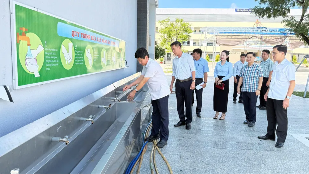 Đồng chí Nguyễn Phú Cường, Bí thư Đảng ủy, Chủ tịch HĐND xã giám sát công trình đầu tư công trên địa bàn xã