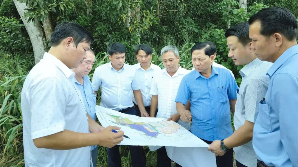 Đồng chí Lưu Văn Long, Bí thư Đảng ủy, Chủ tịch HĐND xã giám sát công trình đầu tư công và trật tự đô thị
