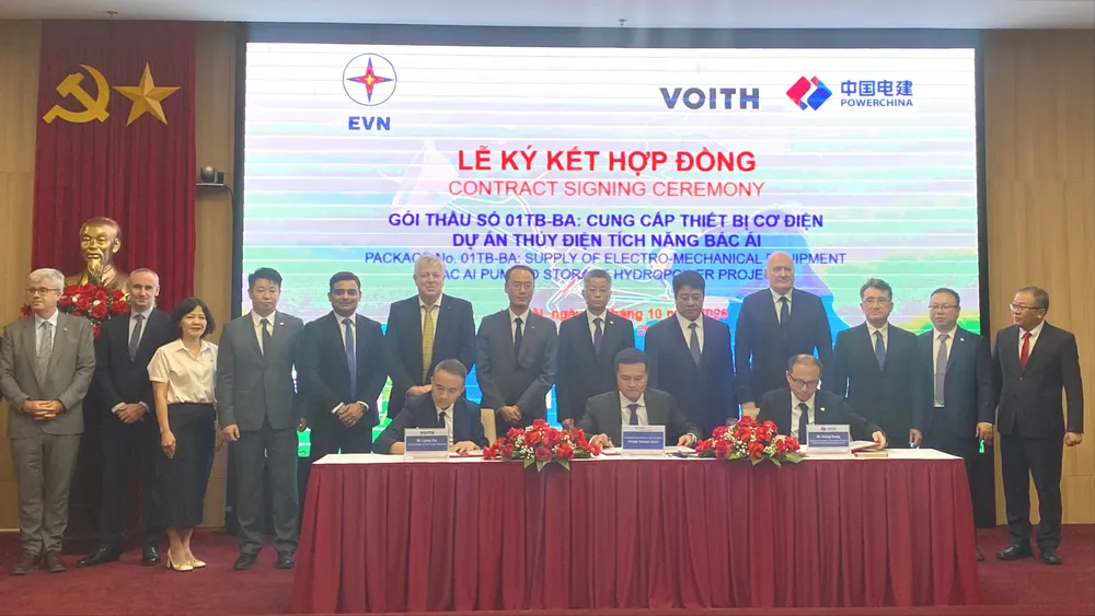 Lễ ký kết giữa EVN và liên danh nhà thầu, chiều 26-10 tại Hà Nội. Ảnh: PHÚC HẬU