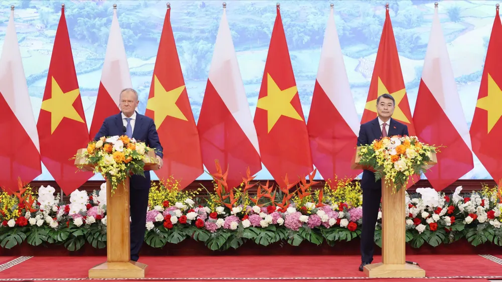 Thủ tướng Lê Minh Hưng và Thủ tướng Donald Tusk gặp gỡ báo chí sau khi tiến hành hội đàm. Ảnh: QUANG PHÚC