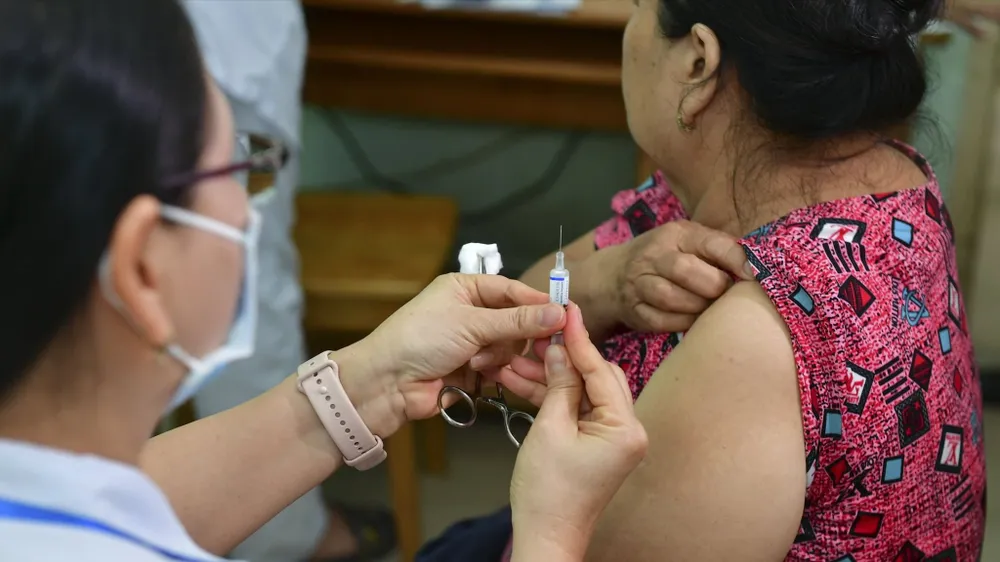 Người dân tiêm vaccine cúm tại một trung tâm tiêm chủng