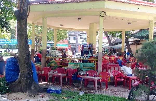 Nhà chòi trú mưa, tránh nắng trong Công viên Âu Lạc trở thành quán nước giải khát