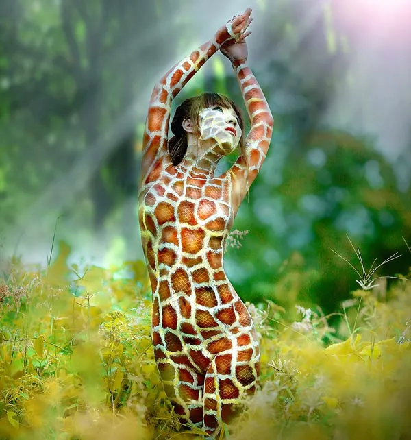 Tác phẩm Body Painting kiểu Việt do họa sĩ Mực Tàu thực hiện