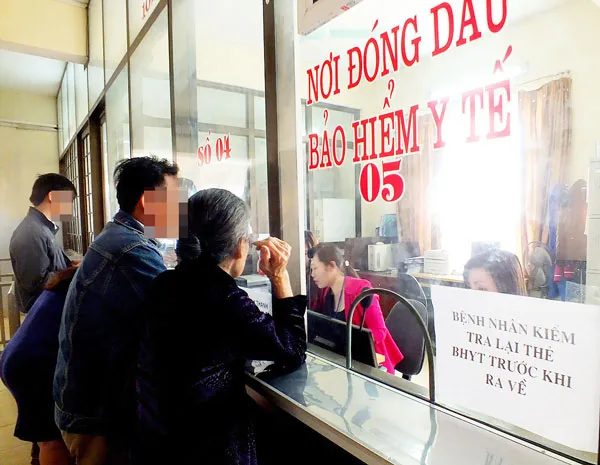 Không ít người có thẻ BHYT đi khám bệnh hàng chục lần mỗi tháng dù không ốm đau, chỉ để lấy thuốc BHYT về bán
