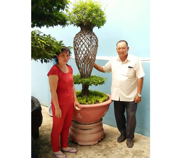 Vợ chồng anh Đỗ Minh Hoàng bên “báu vật” của mình