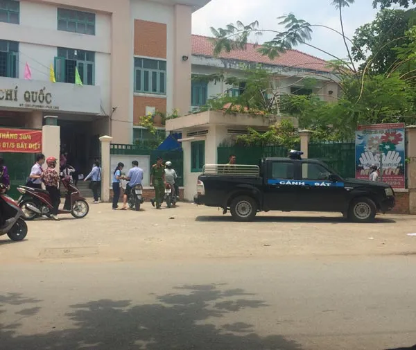 Công an đến làm việc với lãnh đạo trường