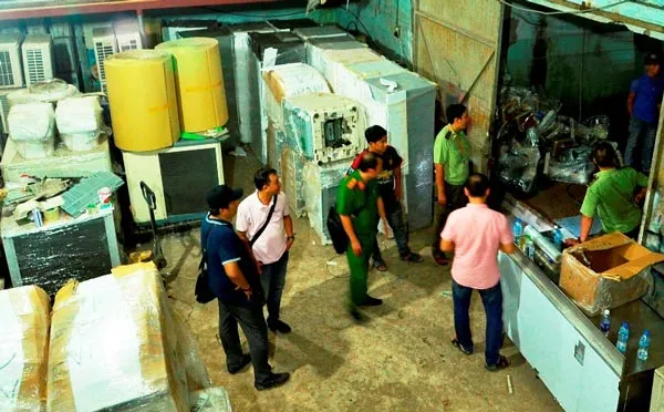 Kiểm tra kho hàng nhập lậu thiết bị điện tử lớn ở TPHCM ảnh 1