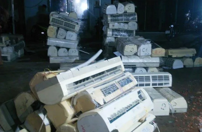 Kiểm tra kho hàng nhập lậu thiết bị điện tử lớn ở TPHCM ảnh 2