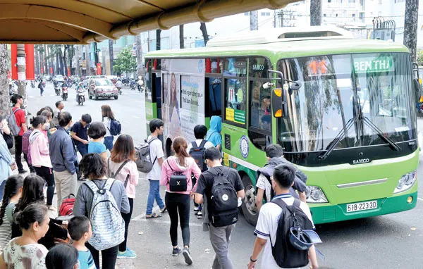 Phát triển hệ thống VTHKCC giúp hạn chế phương tiện cá nhân lưu thông                                       Ảnh: THÀNH TRÍ