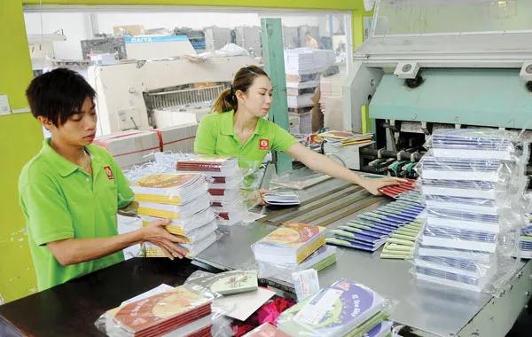 Sản xuất tập học sinh cung ứng thị trường tại Công ty Vĩnh Tiến. Ảnh: THÀNH TRÍ                         