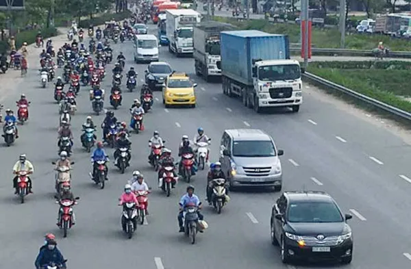 Người dân hối hả trở lại TPHCM sau lễ ảnh 1