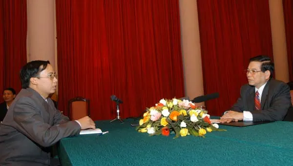 Phóng viên Văn Nghĩa (Văn phòng đại diện Báo SGGP tại Hà Nội) phỏng vấn  Chủ tịch nước Nguyễn Minh Triết nhân dịp Xuân Mậu Tý 2008    Ảnh: MINH ĐIỀN