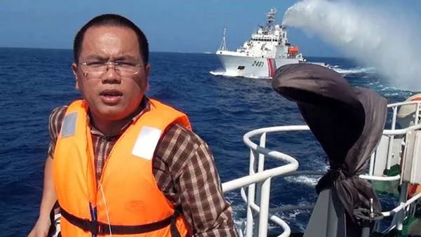 Tác nghiệp phía sau trang báo ảnh 2