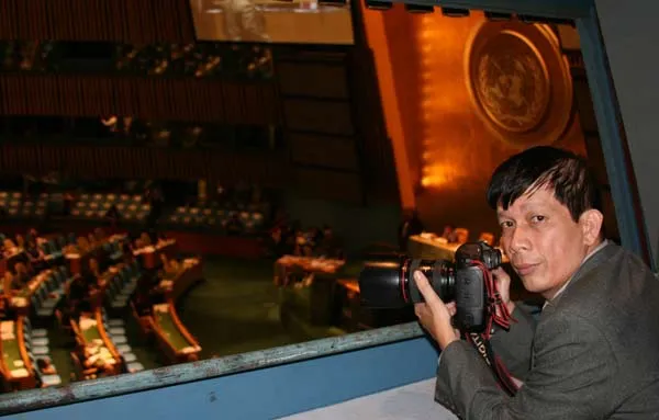 Tác nghiệp phía sau trang báo ảnh 1