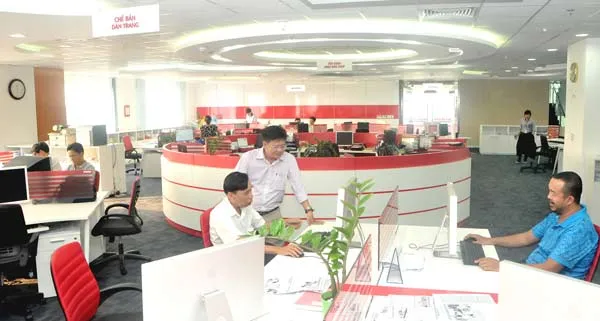 Tác nghiệp phía sau trang báo ảnh 4