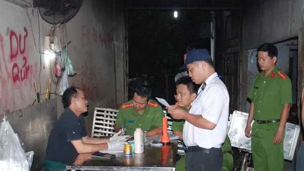 Lực lượng công an lập biên bản cơ sở giết mổ heo không đảm bảo vệ sinh an toàn thực phẩm.