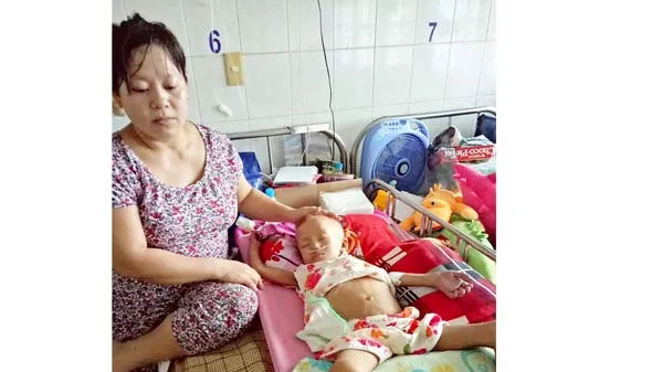 Bé Nguyễn Trúc Vân đang điều trị tại bệnh viện