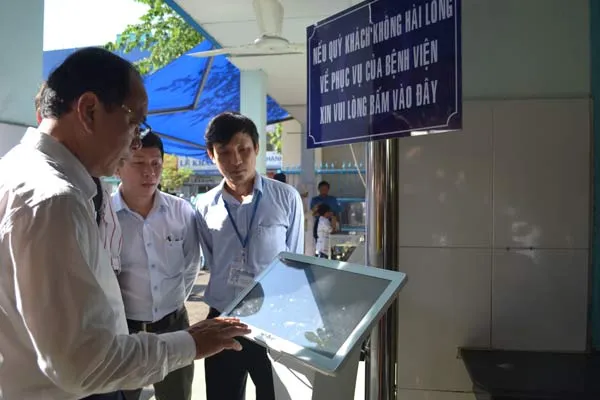 PGS.TS Tăng Chí Thượng, Phó Giám đốc Sở Y tế kiểm tra lắp đặt ki-ốt khảo sát mức độ không hài lòng của người bệnh tại BV Nhi Đồng 1  Ảnh: THÀNH SƠN