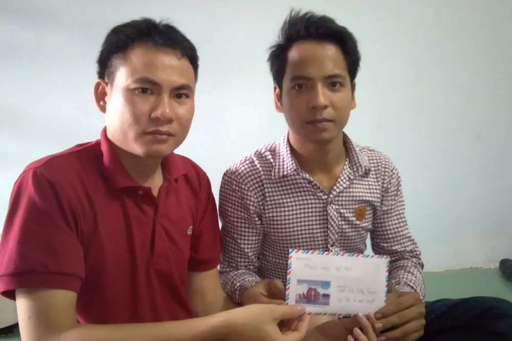 Phóng viên trao quà bạn đọc hỗ trợ cho anh Lê Công Hùng  