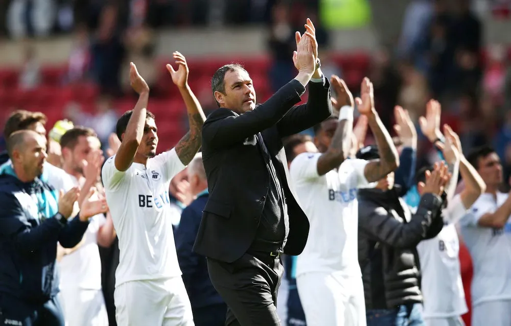 HLV Clement cùng các học trò đã trụ hạng ngoạn mục.