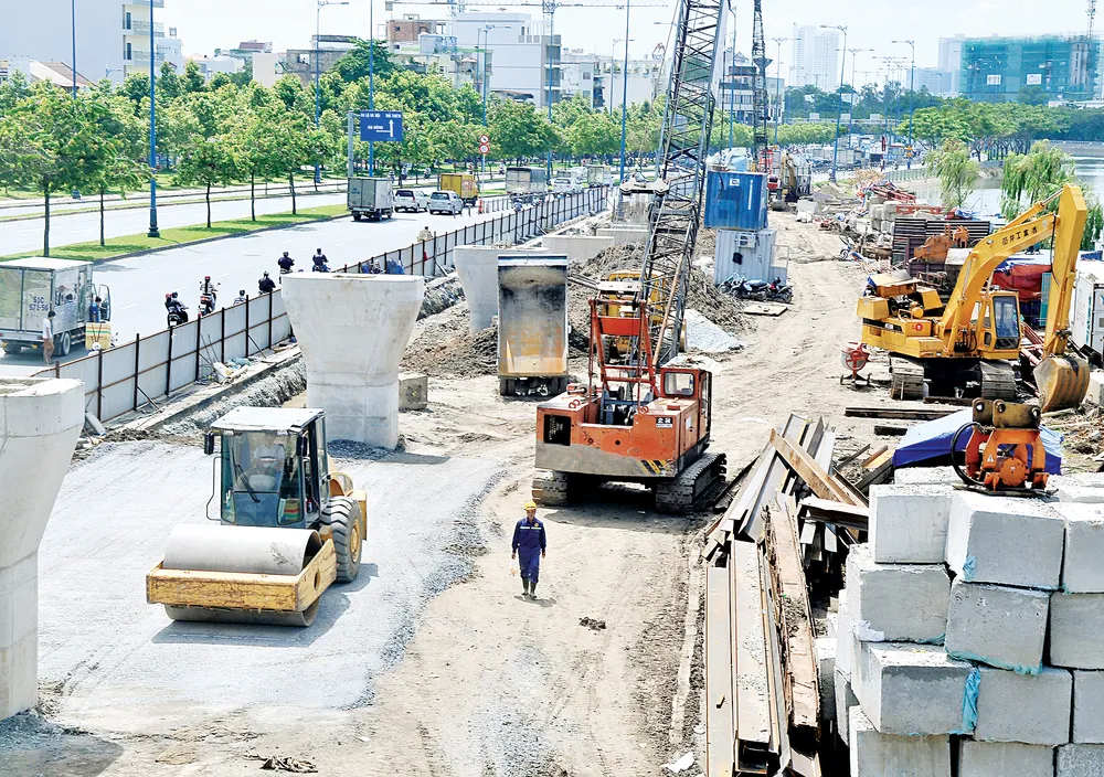 Thi công nhánh cầu Nguyễn Tri Phương Ảnh: CAO THĂNG