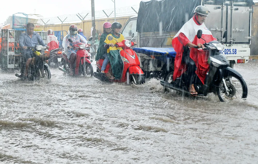 Đường Phạm Văn Bạch ngập lênh láng sau cơn mưa	Ảnh: THÀNH TRÍ