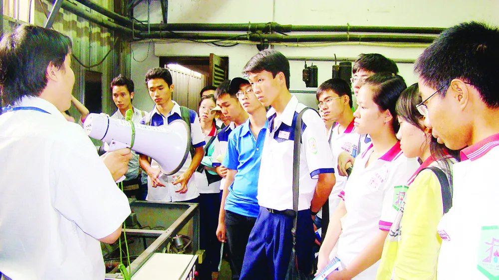 Học sinh cần thêm nhiều chương trình tư vấn tuyển sinh hướng nghiệp thiết thực (Trong ảnh: Tìm hiểu chương trình đào tạo tại Trường ĐH Sư phạm kỹ thuật TPHCM)  