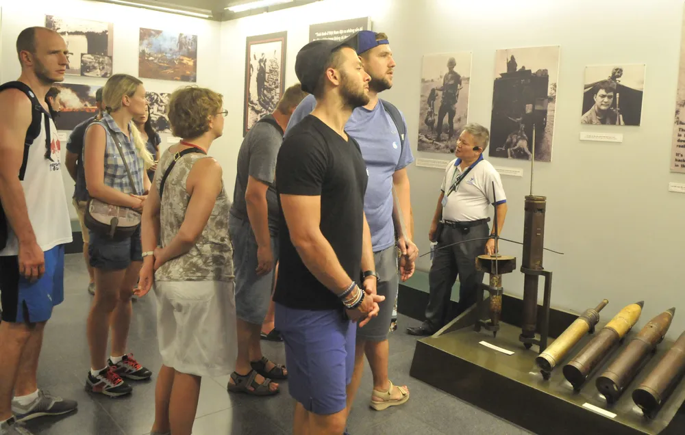 Du khách tham quan Bảo tàng Chứng tích chiến tranh    Ảnh: THÀNH TRÍ