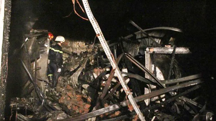 Tiệm sơn xe ở trung tâm quận 1 bốc cháy  ảnh 1