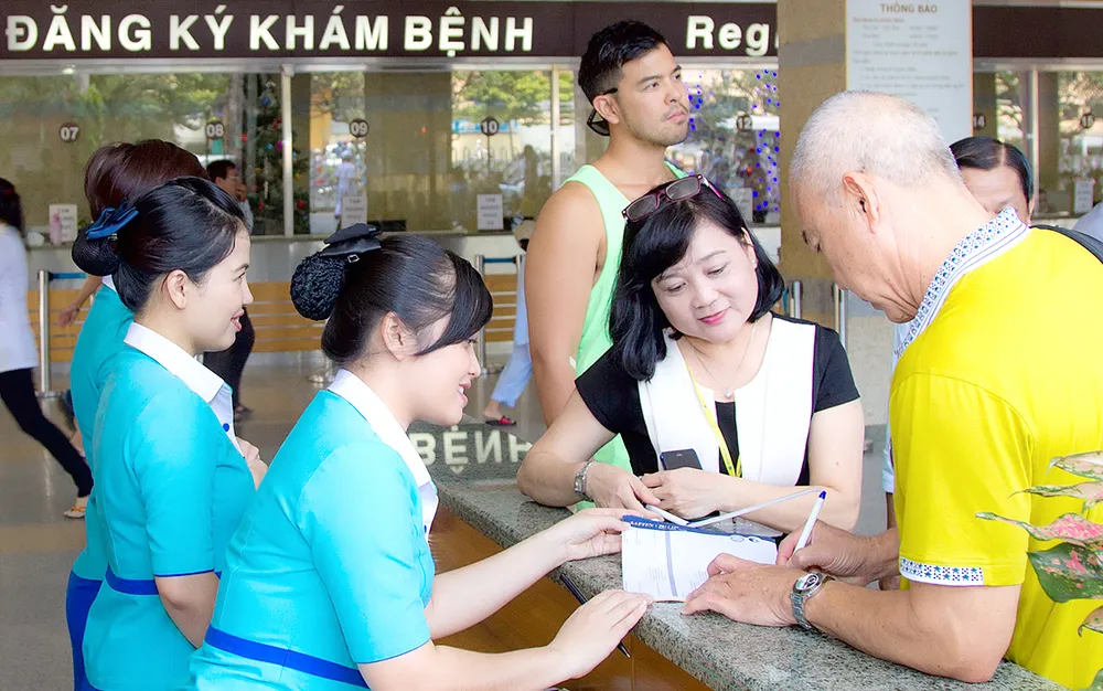 Nhân viên hướng dẫn thủ tục cho khách quốc tế khám bệnh tại Bệnh viện  Đại học Y Dược TPHCM.    Ảnh: HOÀNG HÙNG