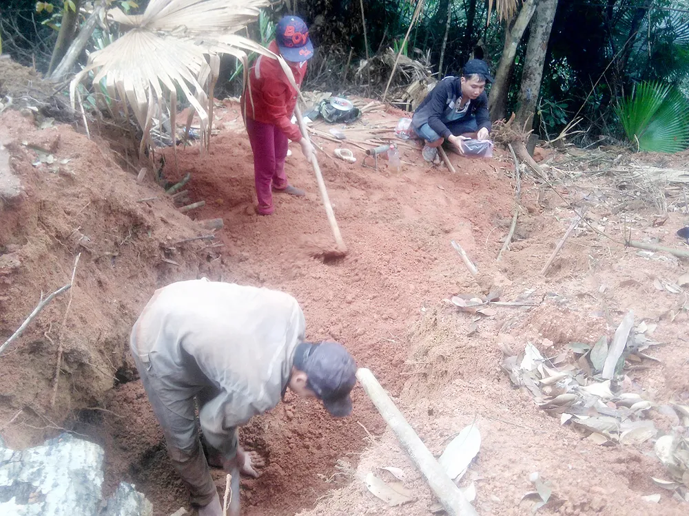 Đào bới tìm kiếm đá xanh trên đồi Tỷ (xã Xuân Lẹ, Thường Xuân,  Thanh Hóa)