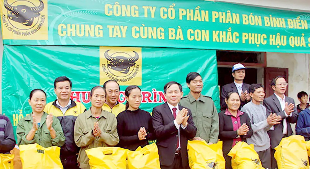Công ty Bình Điền tặng quà người dân Hà Tĩnh bị ảnh hưởng thiên tai 	. Ảnh: PHAN NAM