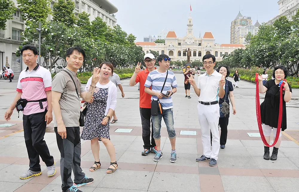 Du khách tham quan TPHCM            .Ảnh: CAO THĂNG