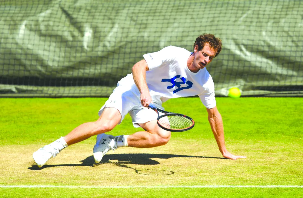 Andy Murray trượt ngã trong một buổi tập ở Wimbledon.