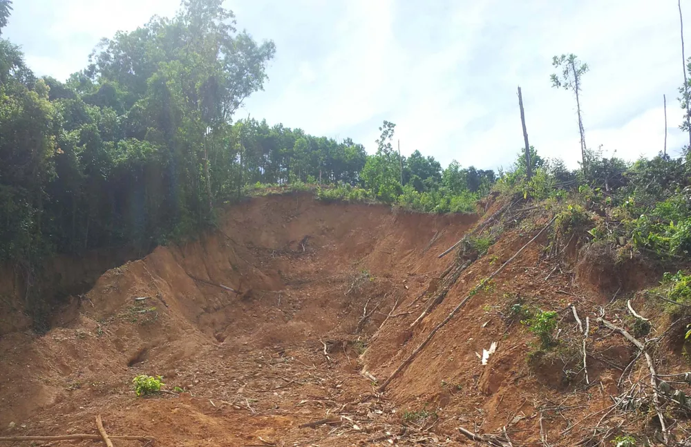 Nứt núi Sa Lung dài hơn 100m, rộng 5-10cm. Ảnh BCH PCLB TKCN cung cấp