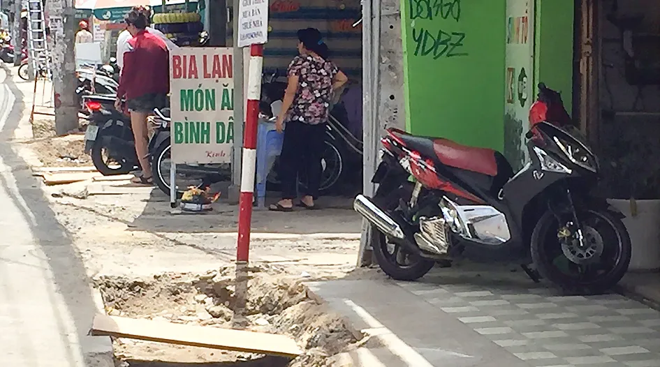 Thi công vỉa hè đường Nguyễn Văn Đậu (phường 6, quận Bình Thạnh)