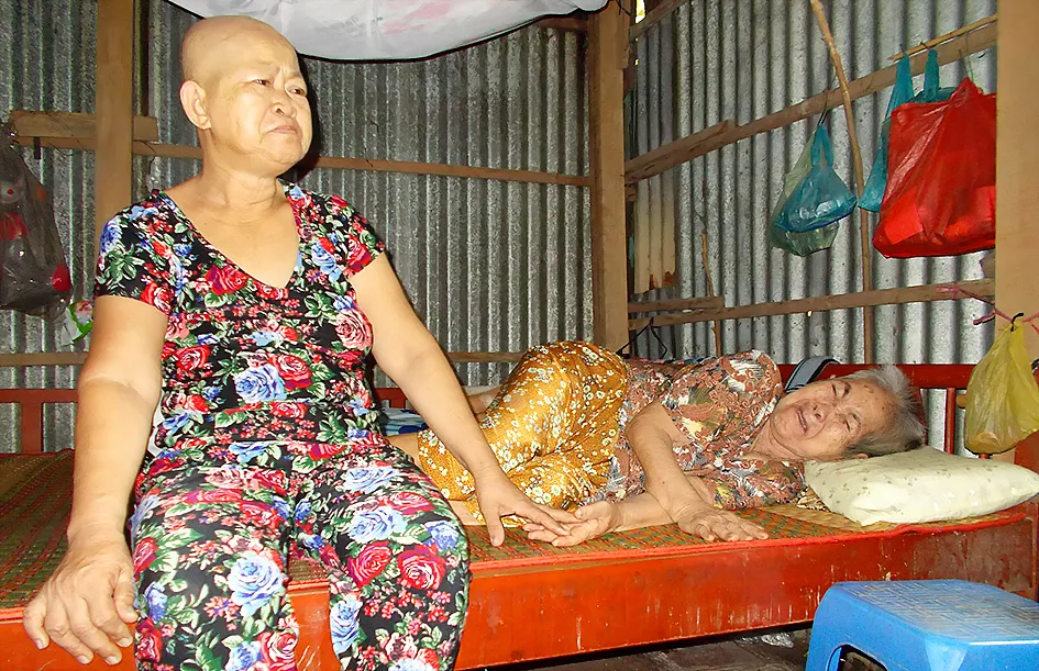 Con ung thư nuôi mẹ tai biến