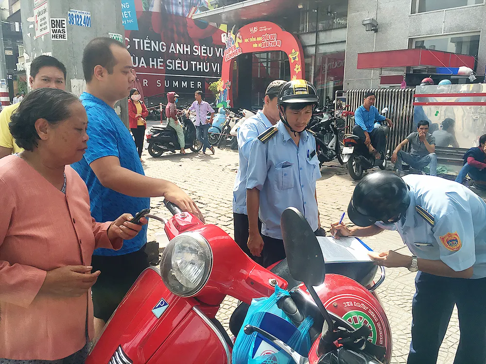 Lực lượng TTĐT phường Phạm Ngũ Lão xử lý một trường hợp vi phạm