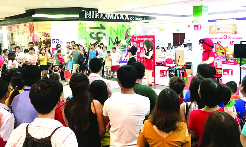 Gần 3.000 cuốn Cẩm nang tài chính tiêu dùng của Home Credit phát tặng miễn phí cho người dân