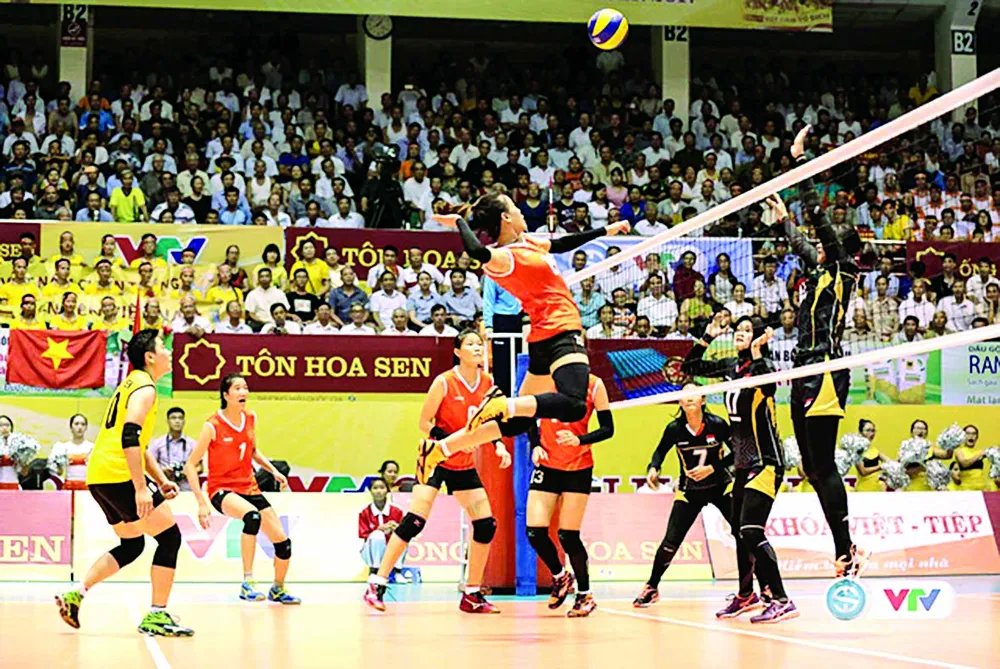 Trận thua bất ngờ trước Indonesia (phải) là hồi chuông cảnh tỉnh cho bóng chuyền nữ Việt Nam ở SEA Games sắp tới. Ảnh: HÀ HƯNG