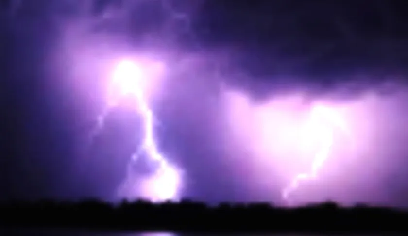 Sét đánh gần biển rất nguy hiểm cho ngư dân và tàu thuyền. Ảnh minh họa