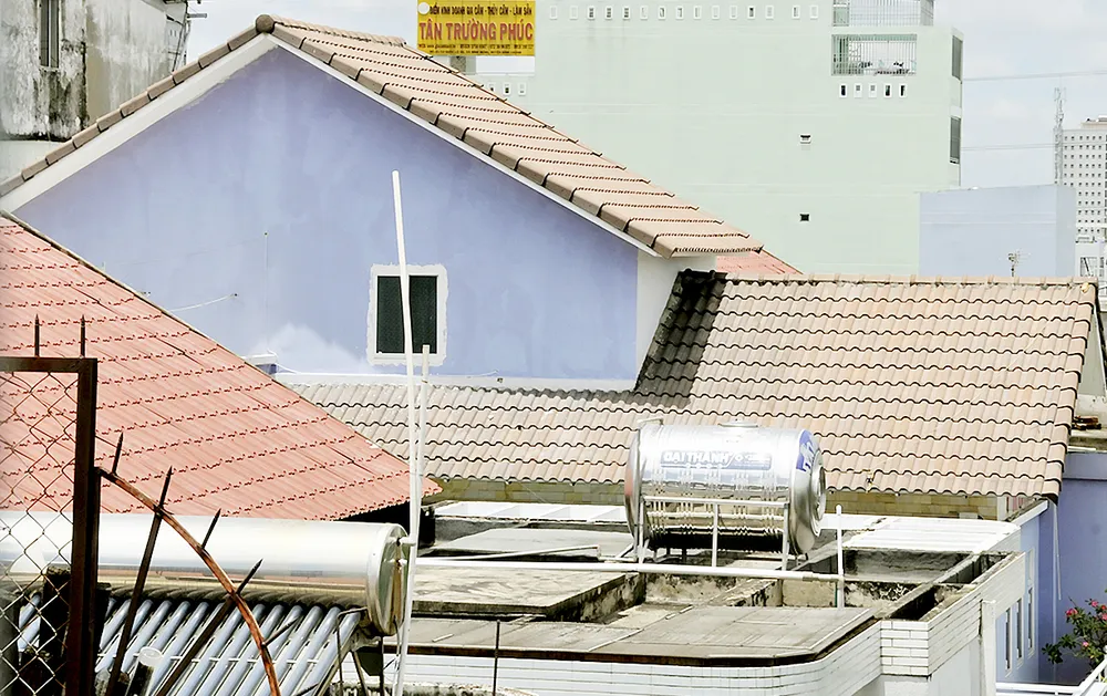 Mái nhà khác nhau tại một khu nhà biệt thự xây dựng theo cùng kiến trúc tại quận 8      . Ảnh: THÀNH TRÍ