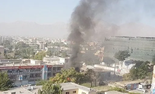 Cột khói bốc cao sau vụ đánh bom xe ở thủ đô Kabul, Afghanistan, ngày 24-7-2017. Ảnh: REUTERS