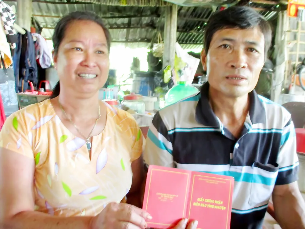 Vợ chồng hiến máu cứu người