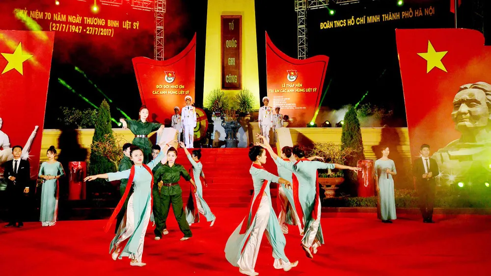 Lãnh đạo Đảng, Nhà nước dâng hương tưởng niệm các anh hùng liệt sĩ ảnh 6