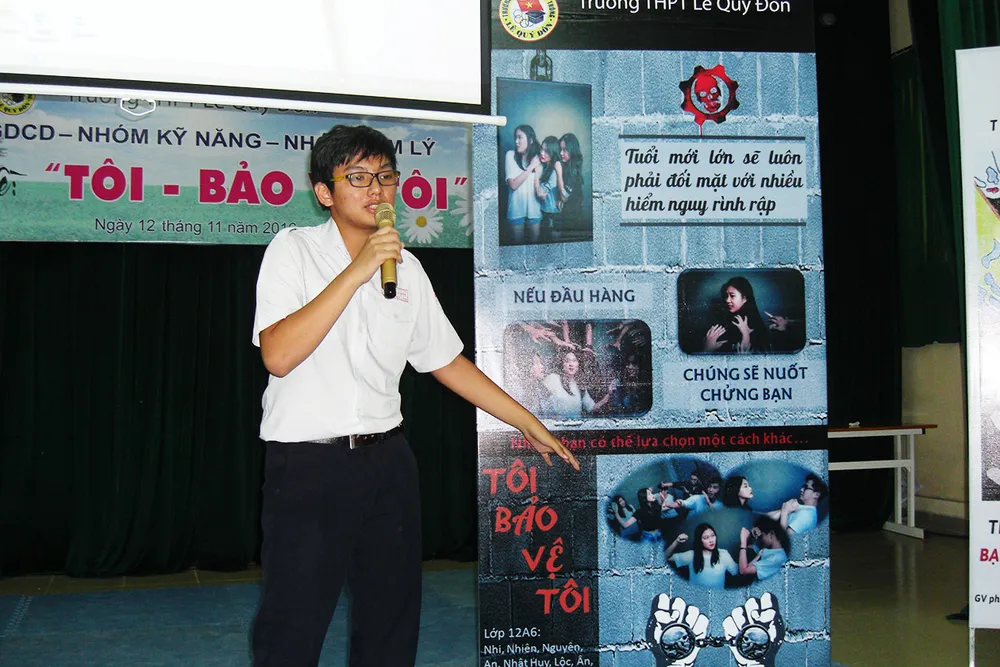 Học sinh Trường THPT Lê Quý Đôn (TPHCM) thuyết trình chuyên đề kỹ năng sống  với chủ đề “Tôi bảo vệ tôi”                                                              . Ảnh: KHÁNH BÌNH