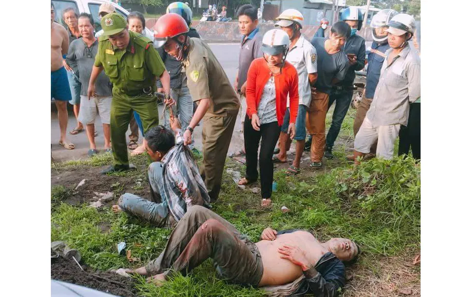 Lực lượng chức năng có mặt tại hiện trường ngăn dân hành hung 2 đối tượng trộm chó