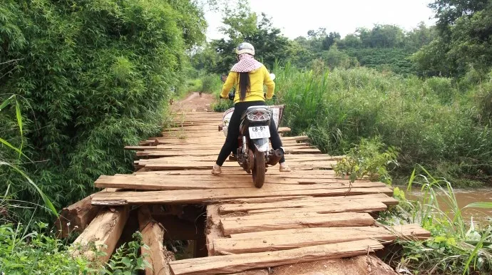 Cây cầu do dân tự làm đã xuống cấp, khiến việc đi lại gặp khó khăn và nguy hiểm